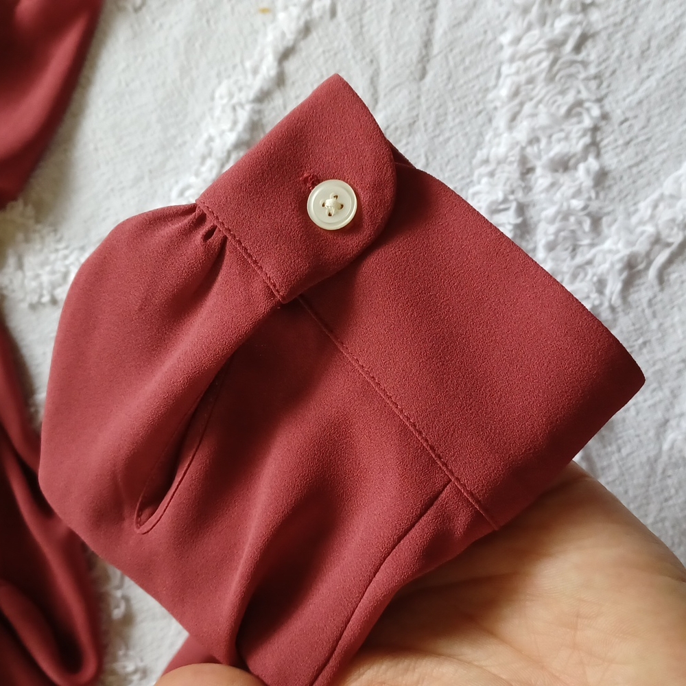 Sold on m e r c a r i Loft | blouse vneck - Picture 4 of 6